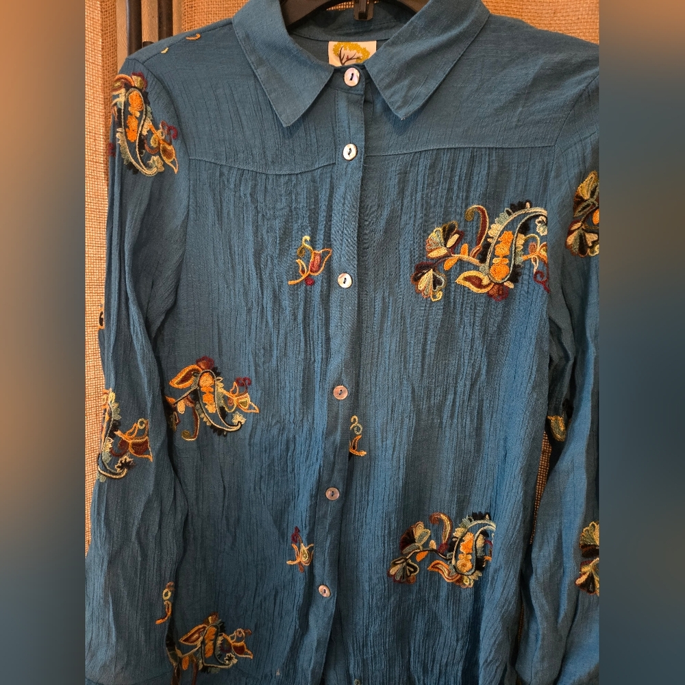 Women's Fig And Flower Teal Floral Embroidered Roll Tab Button Up Size Small - Picture 9 of 14